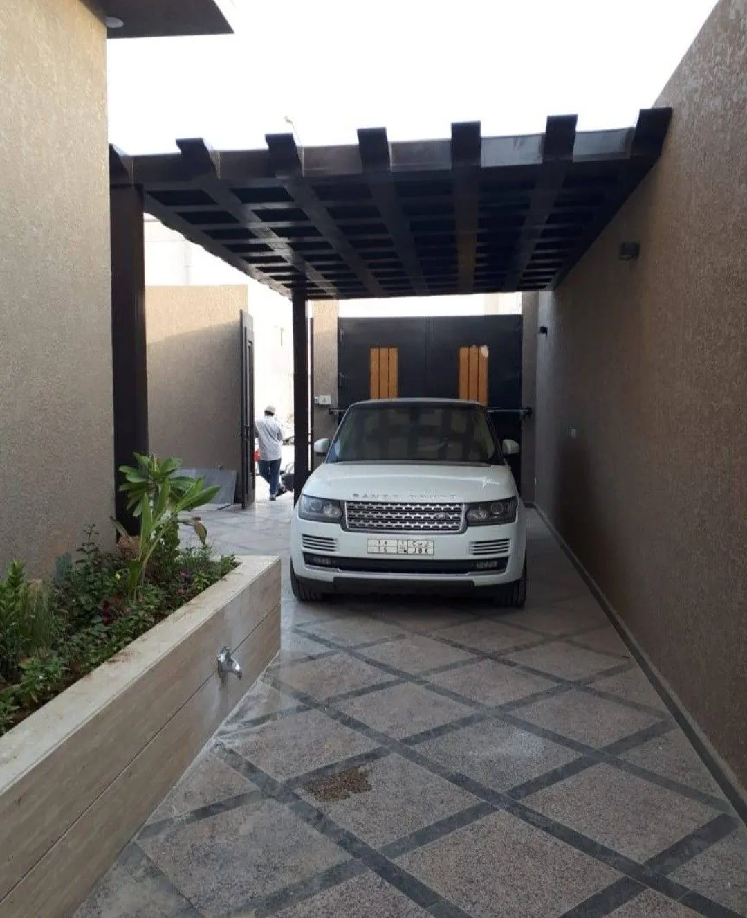 مظلات سيارات مودرن في الجنوب – فخامة الشكل وجودة الأداء