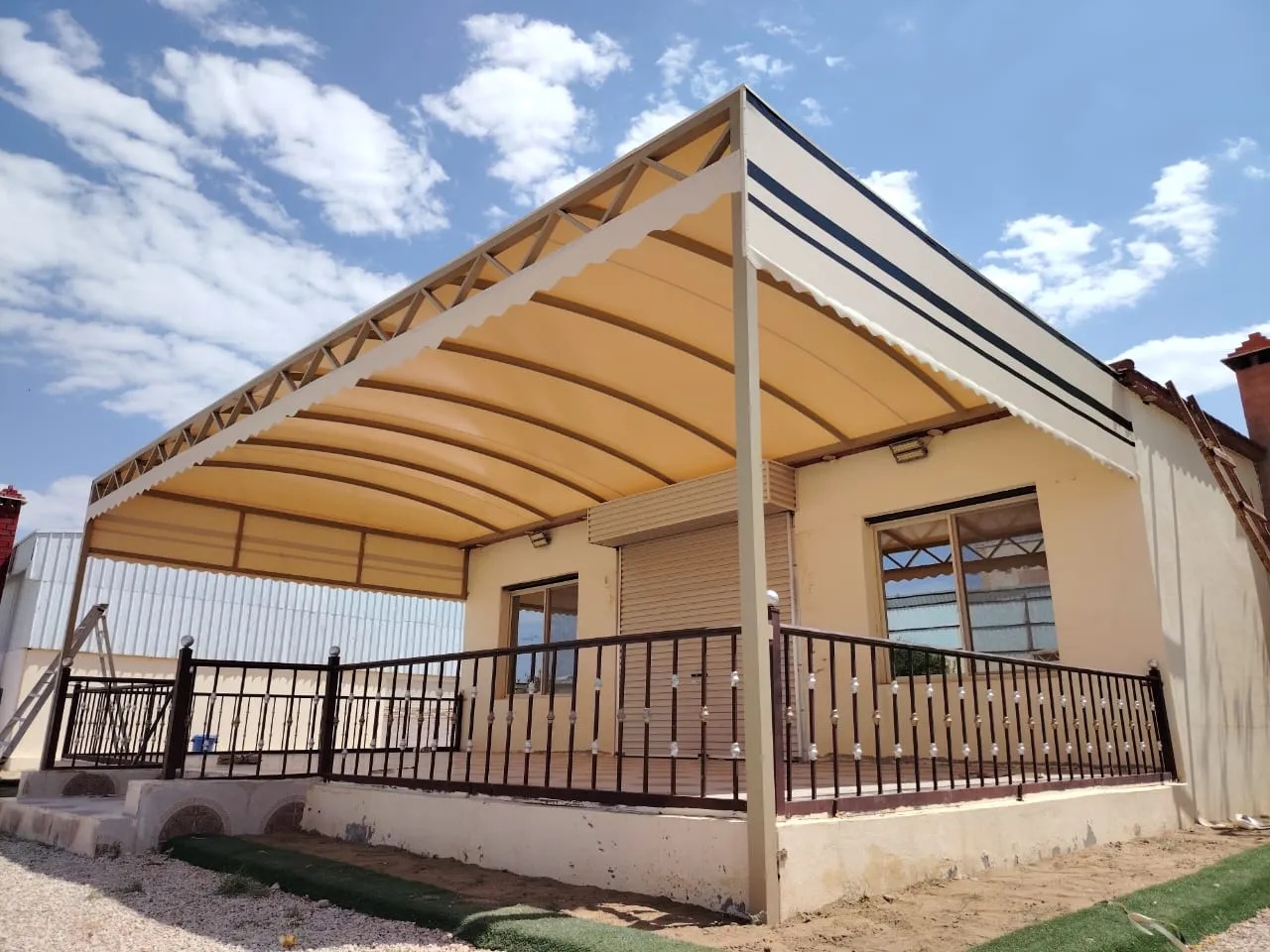 تركيب مظلات في نجران: الحل الأمثل لحماية المساحات المفتوحة