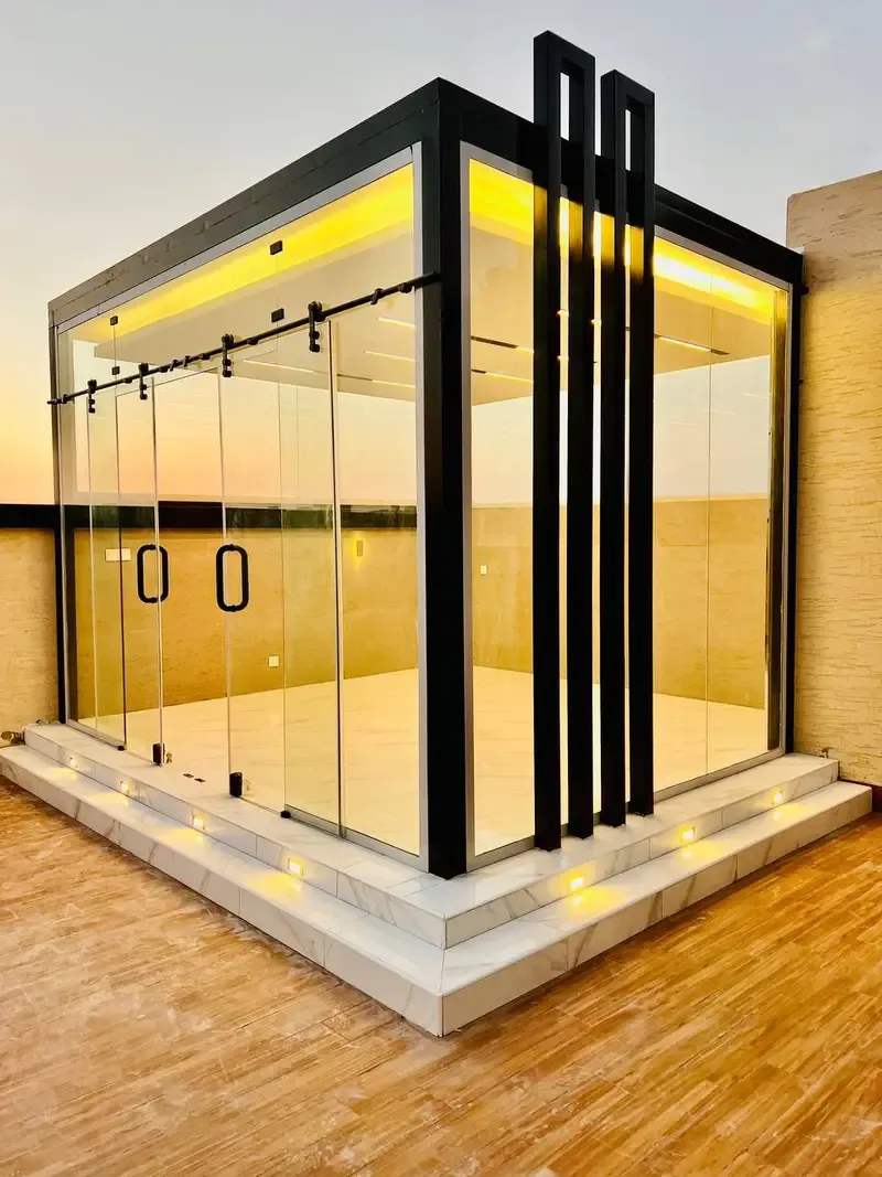 مقاول بناء مجالس زجاجية أنيقة وبسيطة بأقل تكلفة في أبها