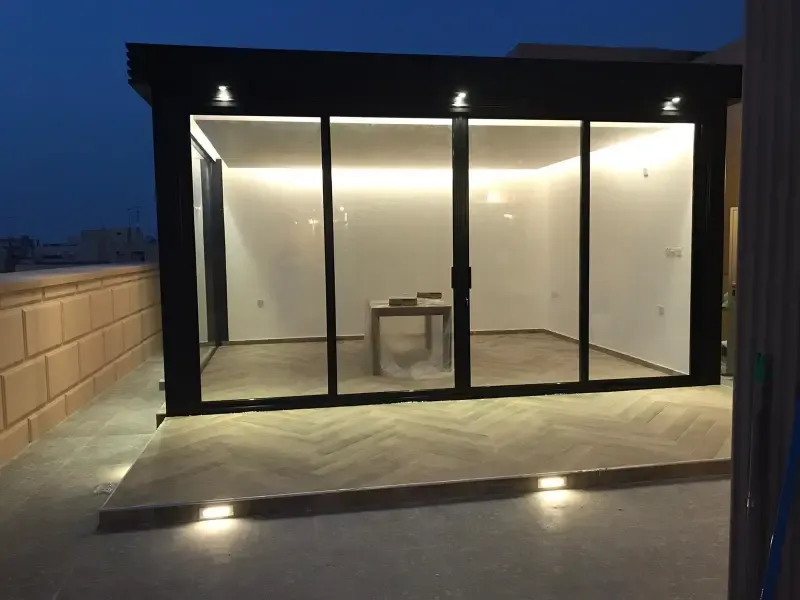 مقاول بناء مجالس زجاجية أنيقة وبسيطة بأقل تكلفة في أبها