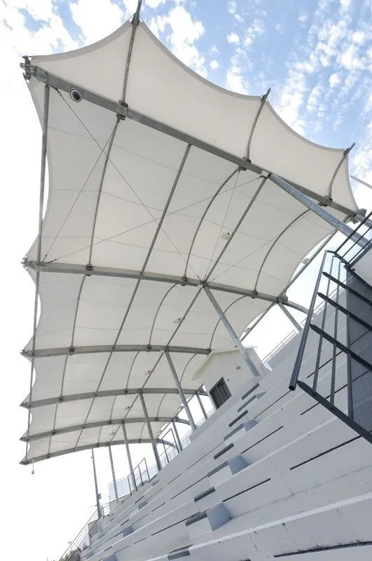 تحويل الفناء إلى واحة في الجنوب:للمظلات والحدائق وبرجولات 