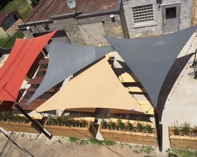 تحويل الفناء إلى واحة في الجنوب:للمظلات والحدائق وبرجولات 