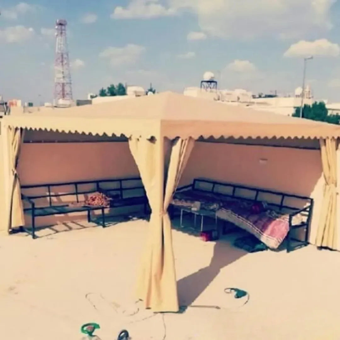 مظلات جلد PVC هرمية باخميس ميشط: الجودة والمتانة بأسلوب عصري