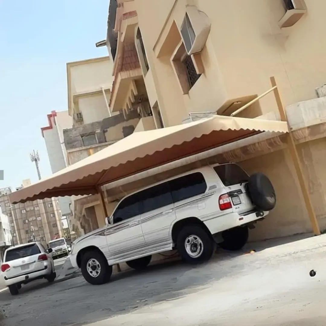 مظلات جلد PVC هرمية باخميس ميشط: الجودة والمتانة بأسلوب عصري