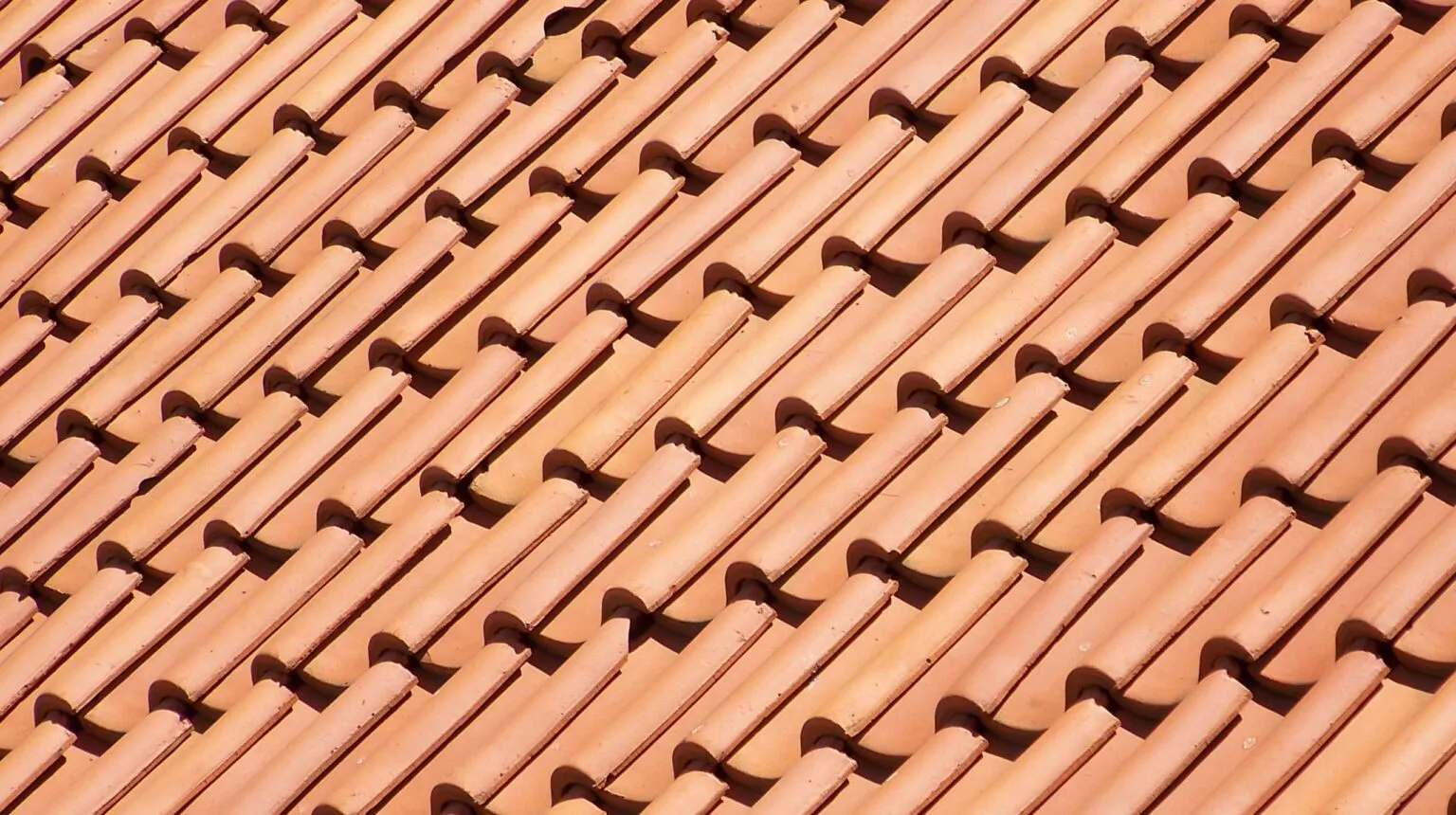 دليل تركيب قرميد الأسطح في خميس مشيط: الأنواع، والأسعار